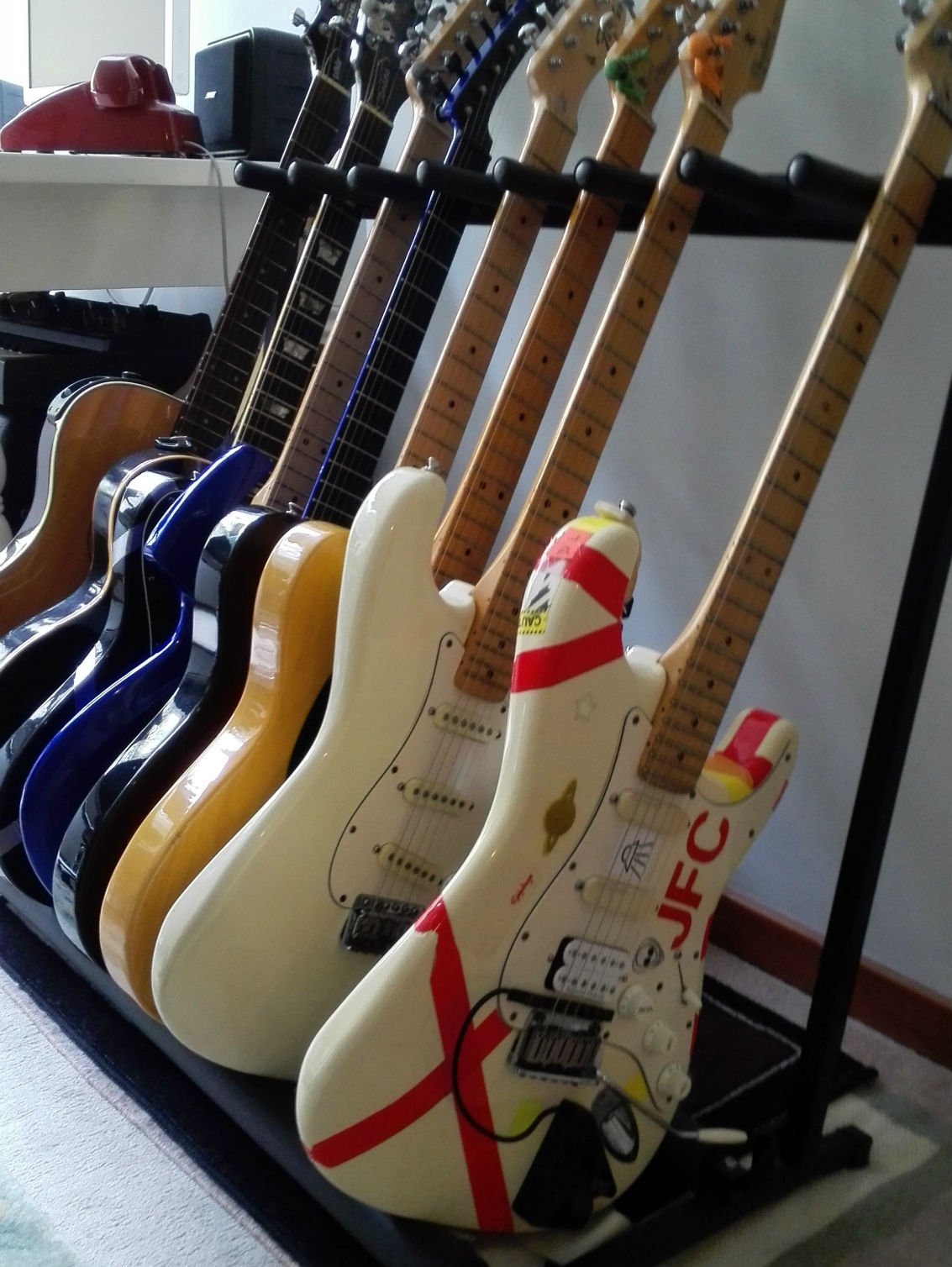 Parte de la colección de guitarras de José Fernando; aún conserva la Parker de sus días con Vértigo.