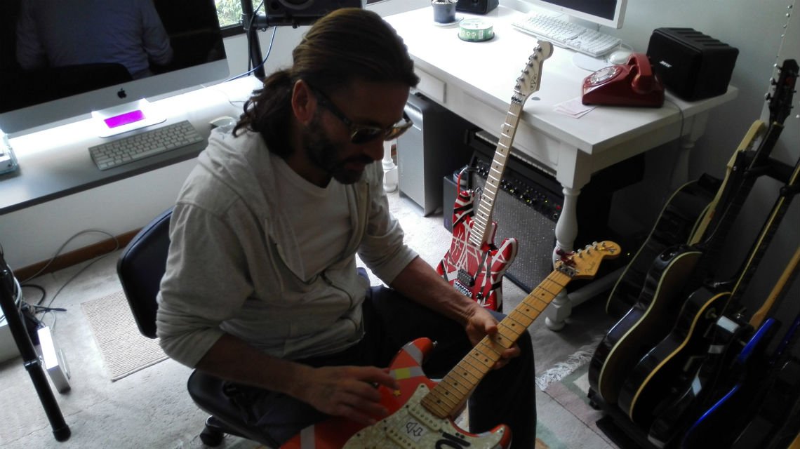 La primera guitarra patrocinada por Fender, mientras la más reciente descansa.