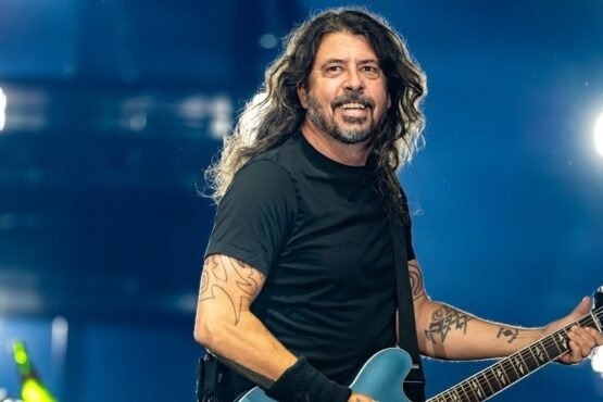 Dave Ghrol toca su guitarra durante un concierto en Estados Unidos.