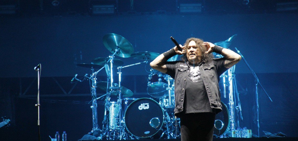 El 9 de novienbre de 2024 quedará en la historia del metal colombiano como el día en que Testament, uno de los grandes nombres del thrash metal mundial, descargó toda su furia en el escenario principal de Rock al Parque.